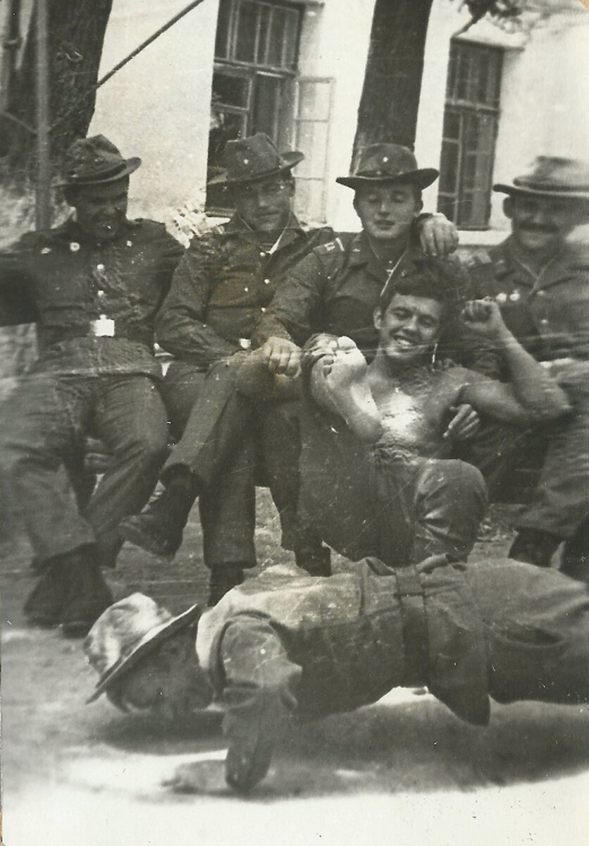 На фото: Фергана... Конец 70-х... Шуточная фотография...