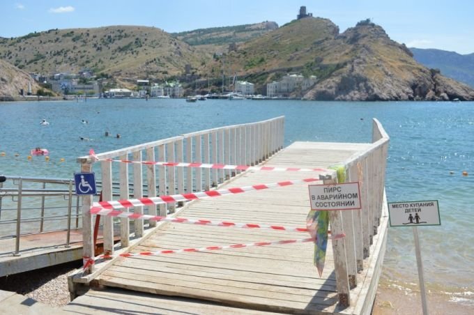 Пирс на одном из балаклавских пляжей. Фото: sev.gov.ru. 