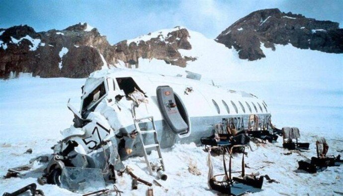  23 декабря 1972 года были спасены 16 выживших пассажиров после крушения самолёта Air Force в Андах. Чтобы выжить, они были вынуждены есть тела погибших пассажиров.