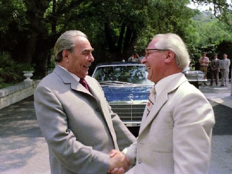 Позади Брежнева и Хоннекера "крымский" Mercedes-Benz 280SEL