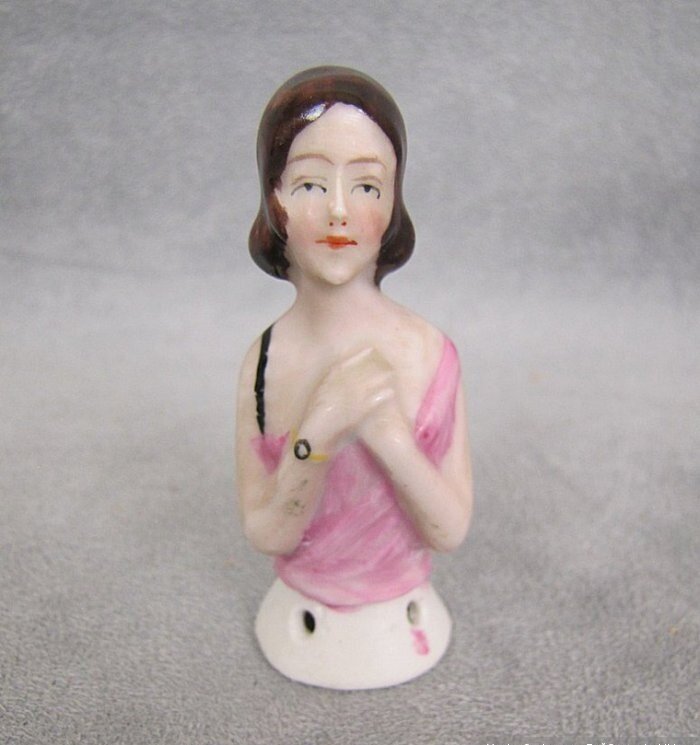 Вариант half doll с прижатыми к телу руками.