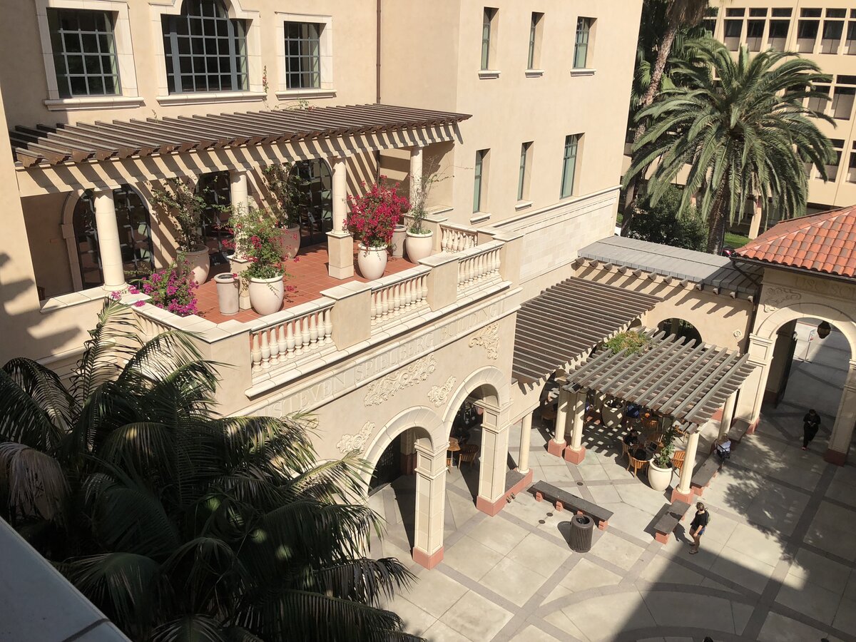 Крыло главного здания киношколы USC — Steven Spielberg Building