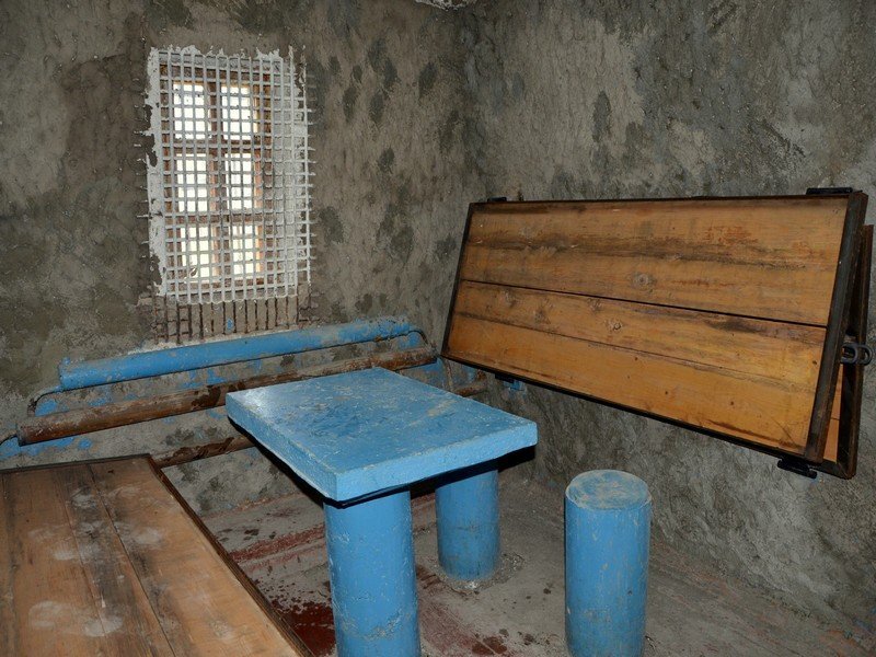 Штрафной изолятор. Нары отстегиваются только ночью.