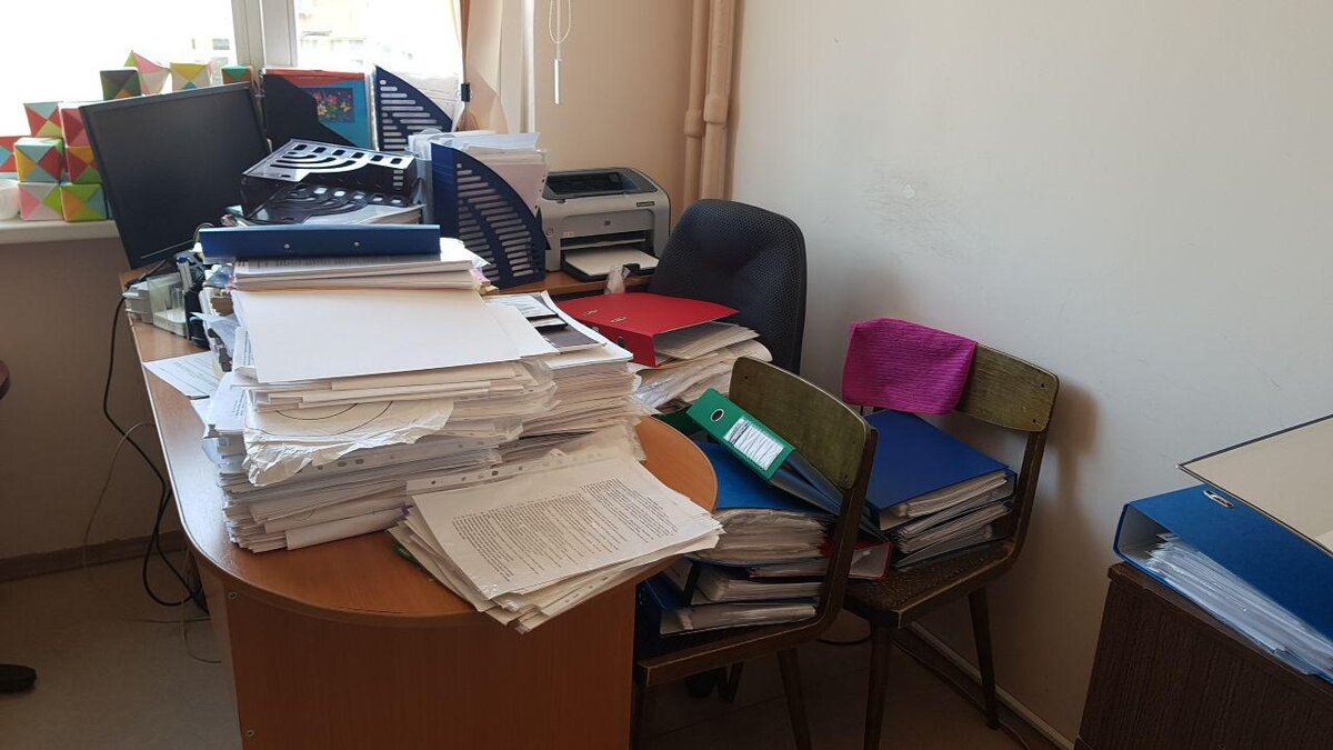 На первый взгляд, Вам может показаться, что на данной фотографии изображена моя голова, забитая всякой информацией, что затрудняет моё умение складно и последовательно излагать свои мысли. На самом деле нет, это фотография с моего кабинета в Центре Внешкольного Развития, сделанная в первый рабочий день. О каше в голове поговорили, поговорим о каше в работе