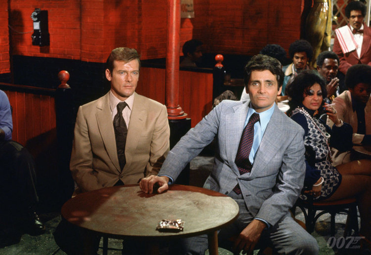 Дэвид Хедисон (справа) в образе Феликса Лейтера | 007.com