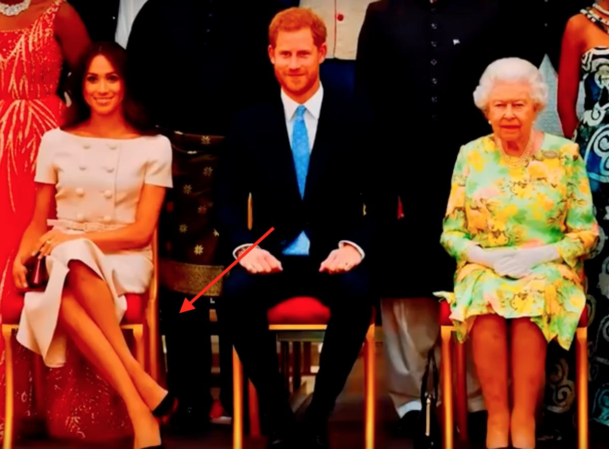 Меган Маркл скрестила ноги на официальном мероприятии, где присутствует королева Великобритании