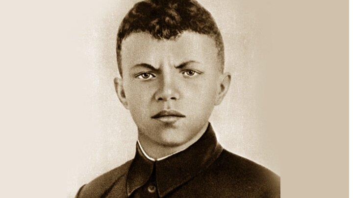 Александр Матросов родился 5 февраля 1924 года в городе Екатеринославле (ныне Днепр).