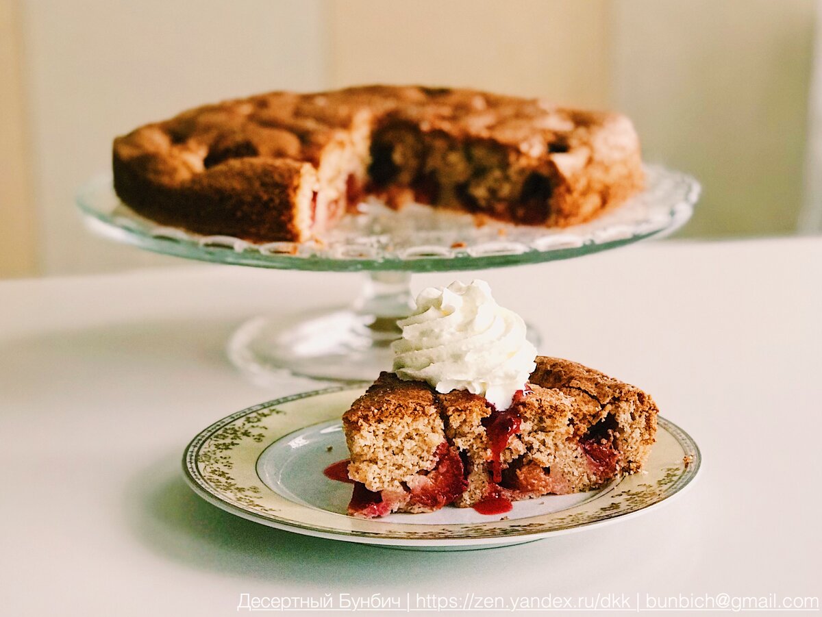 Вот такой пирог со сливами и специями у меня получился. Сверху украсил взбитыми сливками
