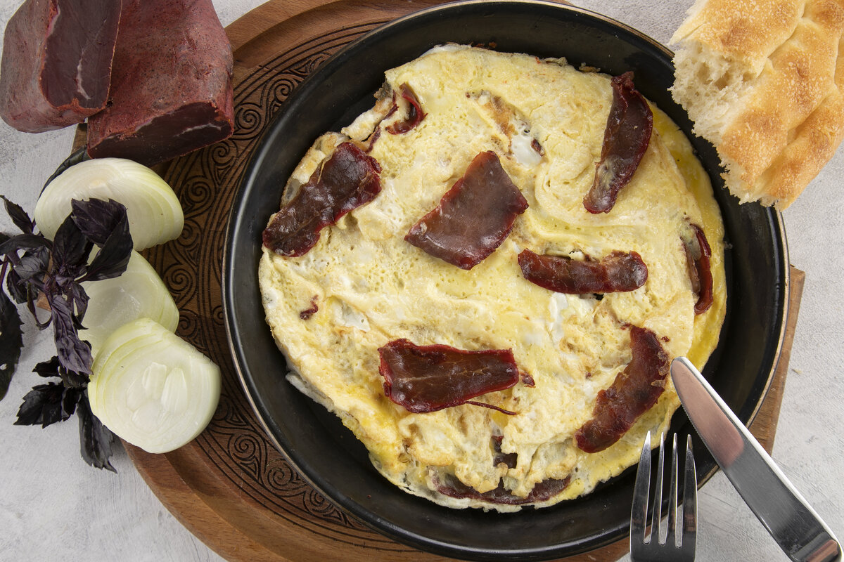 Яичница с бастурмой