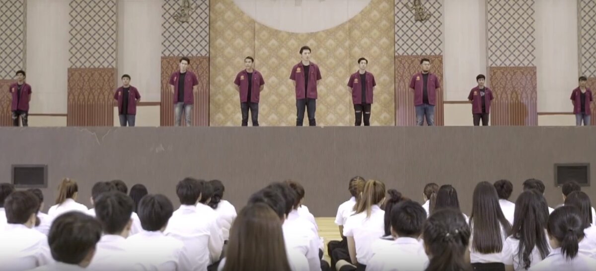 Один только вид суровых наставников заставляет напрячься. А каково героям в зале? 