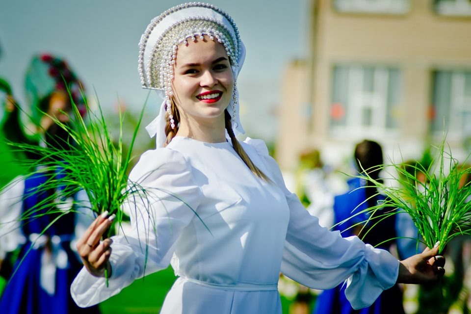 «Золотой колос» - знаковые соревнования с богатейшей историей. Причем, что особенно приятно – именно в Челябинской области сумели сохранить колорит и массовость сельских игр. Да, в других регионах тоже есть свои игры сельчан, но, во-первых, у них нет такой богатой истории, а во-вторых, совсем другой размах и масштаб. До финальных соревнований, которые проходят в течение трех дней, добираются лучшие из лучших.