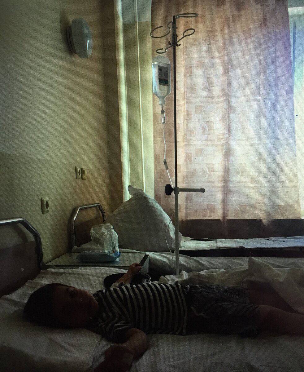 сын под капельницей, капельницы нам делали 2 раза в день и лежать надо было по часу.