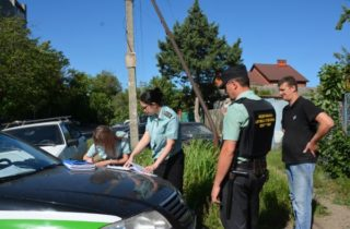 Судебные приставы изымают автомобиль