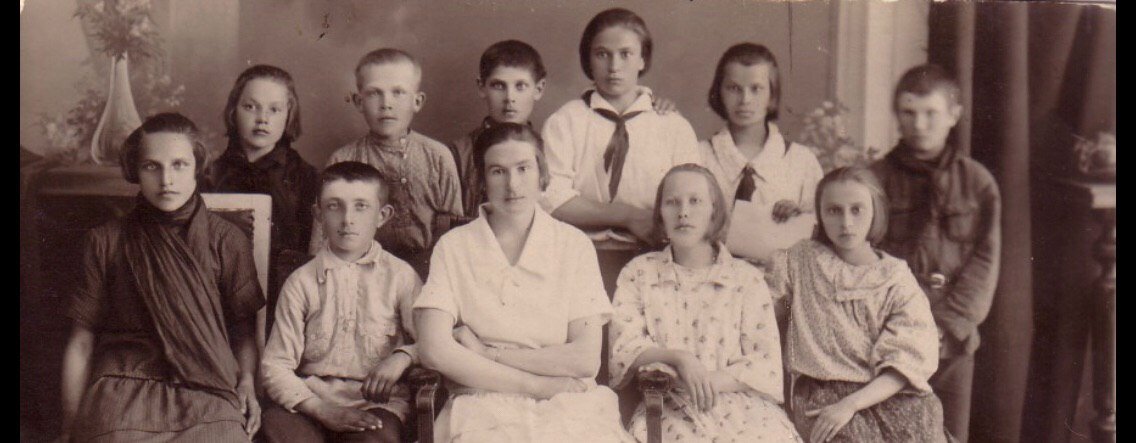 Вторая справа, верхний ряд - моя бабушка. Уже в галстуке.