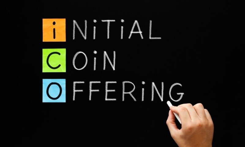 Аббревиатура ICO означает Initial  Coin Offering, что дословно переводится как «Первичное  предложение/размещение монет». Создатели главного цифрового актива  Bitcoin создали открытый исходный код, на основе которого каждый может  создать новую криптовалюту. Это породило сотни разных токенов,  выпускаемых как крупными компаниями, так и простыми энтузиастами. 
 