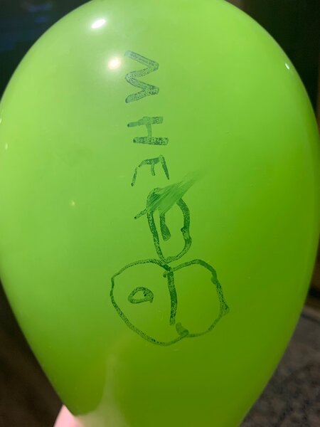 Из детской вылетает зеленый воздушный шарик и ударяется о мой затылок