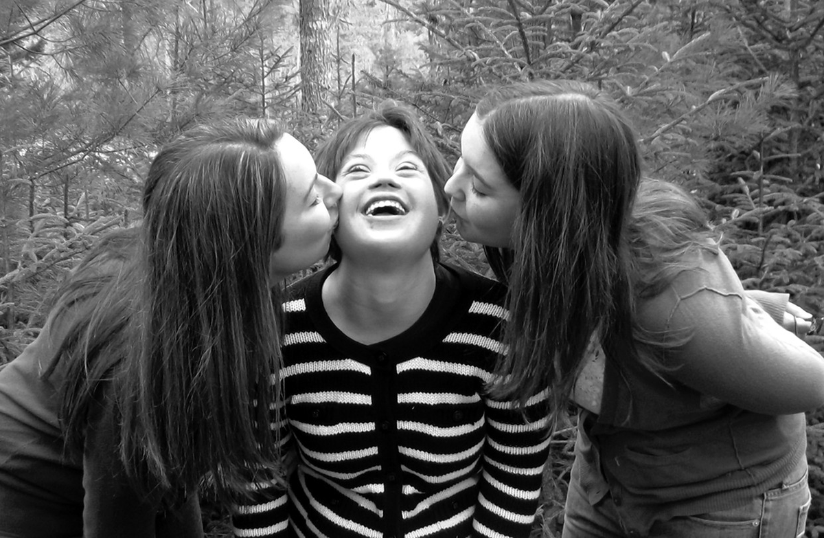 Жустин Дайер с сестрами. Источник https://www.wsj.com