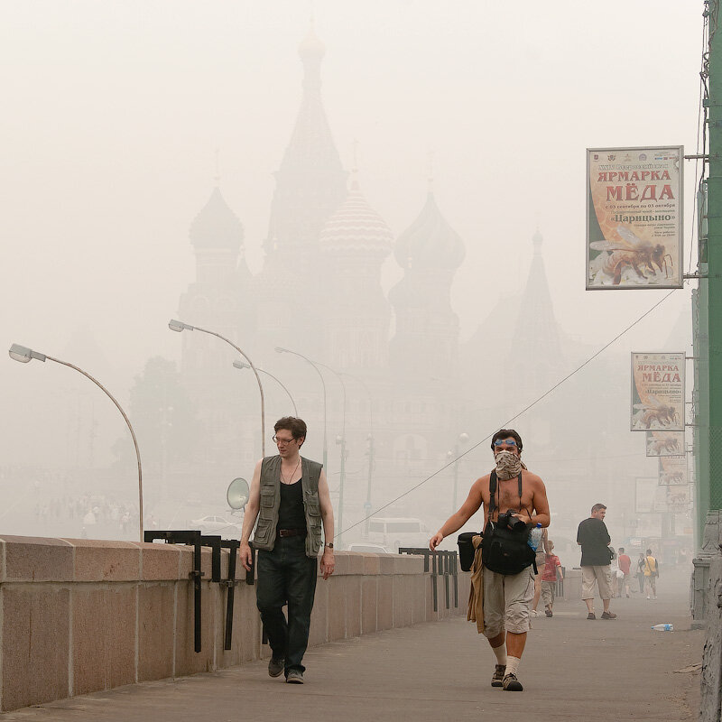 Люди идут по мосту через Москва-реку на фоне окутанного дымом от горящих торфянников собора Василия Блаженного, Москва, 07.08.2010. (Viacheslav Lopatin / IP) http://fototelegraf.ru/12532-smog-v-centre-moskvy.html