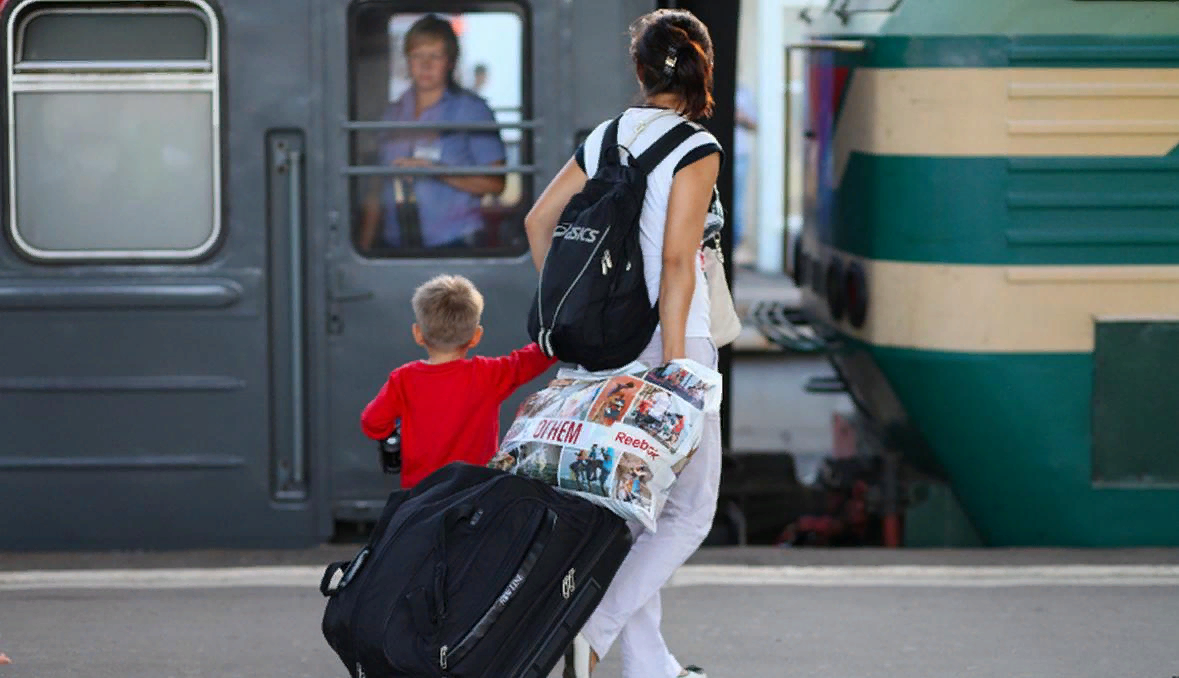 Ребенок едет на поезде с бабушкой. Мама с ребенком на вокзале. Дети в электричке. Мама с ребенком в электричке. Дети на вокзале.
