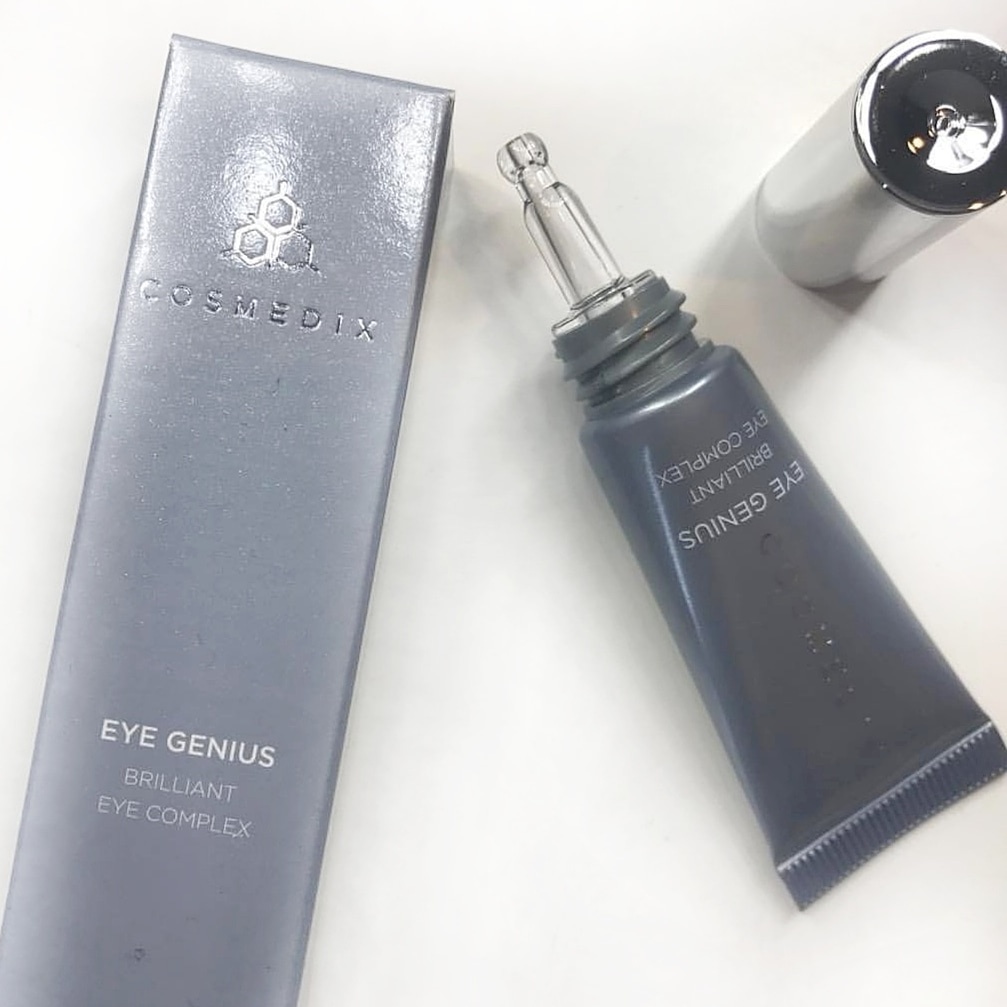 В уникальную формулу крема для глаз с пептидами Eye Genius от Cosmedix включены:
✔️комплекс из 5-ти пептидов, которые укрепляют кожу вокруг глаз, разглаживая морщинки изнутри
✔️комплекс антиоксидантов-  обеспечивает надежную защиту от свободных радикалов
✔️светоотражающие микрочастицы- визуально уменьшают темные круги
.
❓Каких результатов можно добиться, применяя крем Eye Genius:
◾разгладить тонкие морщинки, уменьшить их количество и глубину;
◾укрепить кожу, обеспечить заметный лифтинг-эффект;
◾снять отечность, минимизировать появление темных кругов;
◾обеспечить сухой увядающей коже глубокое увлажнение и питание;
◾снять раздражения и воспаления;
◾замедлить возрастные изменения кожи;
◾придать тону кожи болеездоровый и сияющий вид