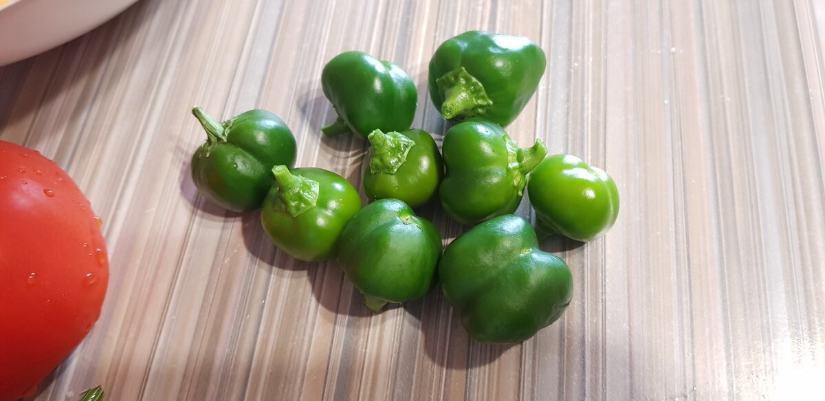 Перец мелкий из зеленого сада на балконе