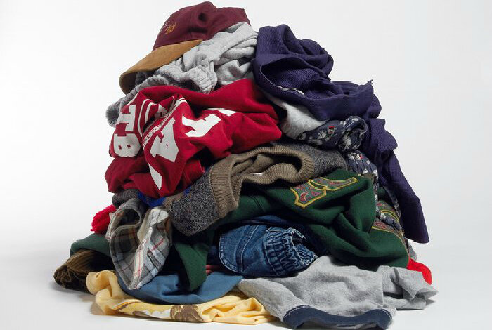 Изношенная и порванная одежда.