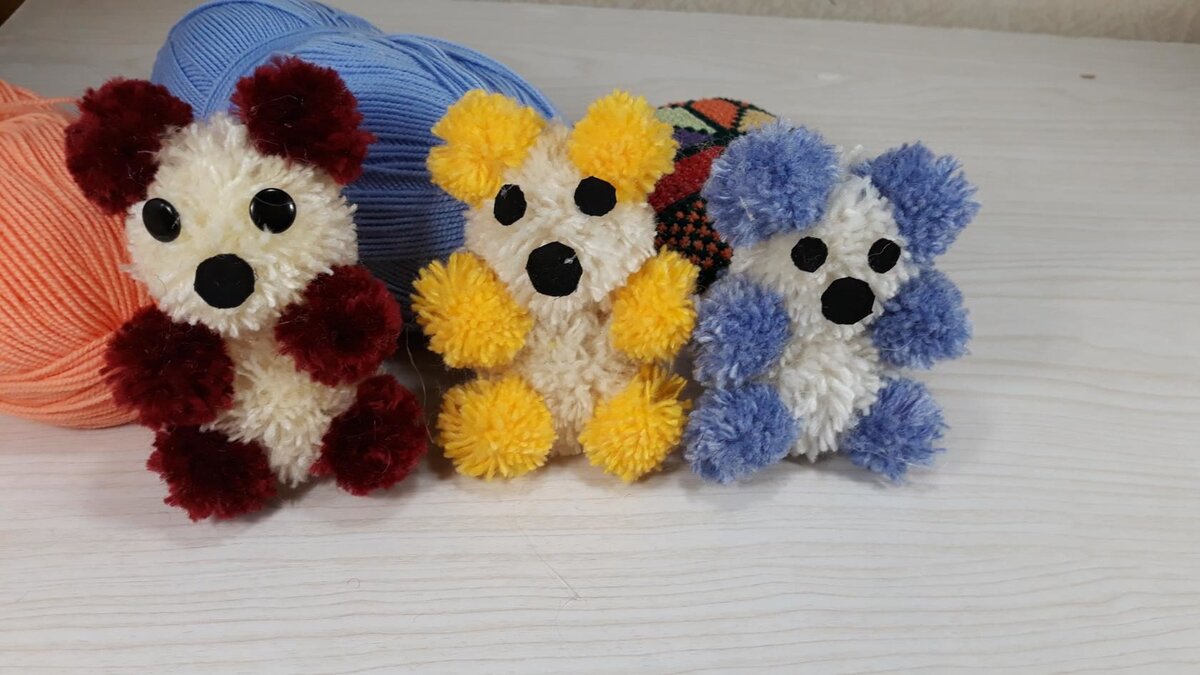 Мишки из помпонов в подарок.  