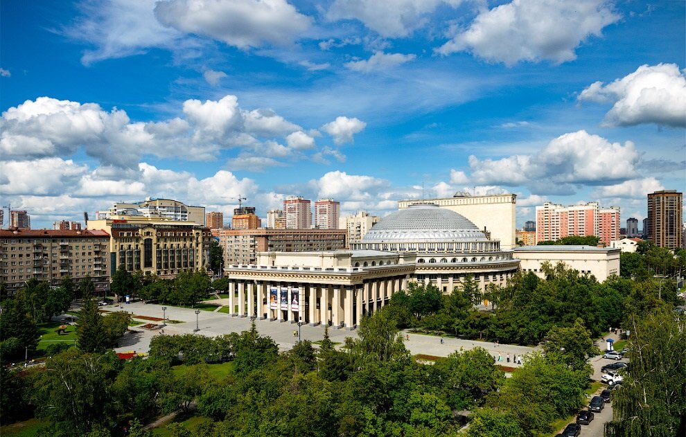 Сант новосибирск. Оперный театр Новосибирск лето. Новосибирск столица Сибири. Оперный театр Новосибирск с птичьего полета. Панорама оперный театр Новосибирск.