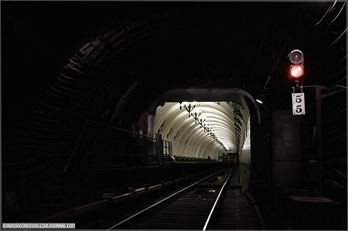 Вид на станцию из тоннеля.

