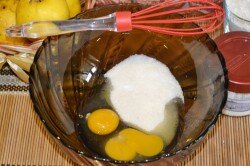 ШАГ 2:
В миску вбить яйца, добавить щепотку соли и сахар.