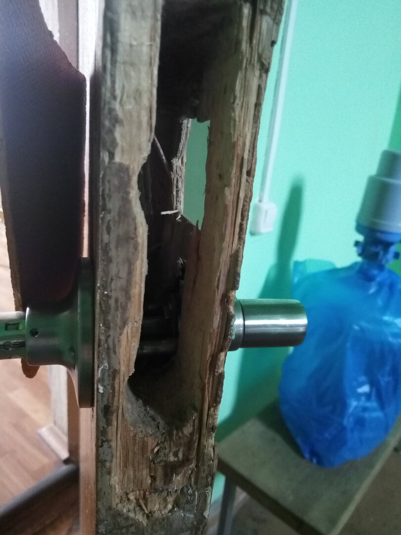 Вероятно, ключ от прошлого замка на месте которого такая дыра.