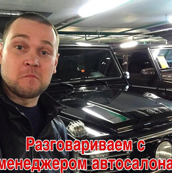 ⠀
✅В ходе своей работы я понял: Менеджер в автосалоне всегда подстраивает сценарий разговора под человека, который звонит по автомобилю.
☎️Если звонит обычный покупатель, сценарий один. Всегда менеджер управляет разговором и вытаскивает из Вас нужную ему информацию.
Вам расхваливают состояние автомобиля, говорят, какой он замечательный и обязательно настойчиво приглашают Вас посетить салон и посмотреть автомобиль вживую, уточняя при этом, дату и время визита))) И иногда недоговаривают о недостатках)) порой существенных.
Основная задача при этом- визит клиента в салон.
🕵Если же звонит специалист и менеджер об этом узнает, то разговор проходит немного по другому сценарию.
Вот именно об этом пишу сегодня пост.
При звонке в салон первыми отвечают операторы Call центра.
Просите связать Вас с менеджером по продаже автомобилей с пробегом.
Далее:
🔹Добрый день, меня интересует автомобиль .......
🔹Дайте мне пожалуйста по нему подробную информацию:
🔹Количество владельцев?
🔹ПТС оригинал или дубликат?
🔹Что красилось по кузову?
🔹Окрасы косметика или с ремонтом?
🔹Какие есть повреждения на кузове по акту приемки?
🔹Какие есть технические недостатки по входящей диагностике?
🔹Есть ли история обслуживания? Сервисная книжка, заказ-наряды.
🔹Предпродажную подготовку делали на ней? Полировку, Химчистку
🔹Вторую резину с автомобилем отдаете?
🔹Цена обсуждается? какую скидку в случае сделки я смогу получить?
 Это основные вопросы, Вы можете задавать и другие интересующие. Но важно, чтобы Ваш голос был уверенным.
Таким образом менеджер будет понимать, что Вы в теме)))
Естественно Вас будут приглашать в салон.
Отвечайте: "Мне ехать из другого конца города и я прежде хочу проверить автомобиль, чтобы не тратить свое время. К тому же мне нужно договориться со специалистом, который проверит автомобиль на месте. Пришлите пожалуйста мне свою СМС-визитку с контактами и Vin номер для предварительной проверки."
После проверяйте автомобиль по базам и выезжайте на осмотр.
—//—————//—