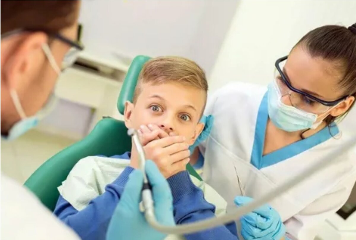 Врач который делает зубы. Ребенок боится стоматолога. Ребенок у зубного. Стоматология дети.
