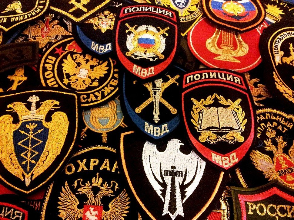 Все сотрудники военных подразделений, в том числе и Росгвардии, должны носить на форме нарукавные знаки различия – шевроны.