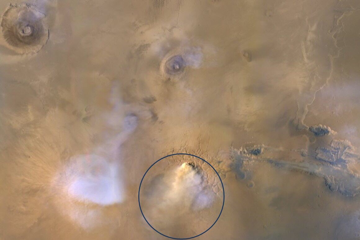 Пылевая башня на Марсе.  NASA / JPL-Caltech / MSSS 