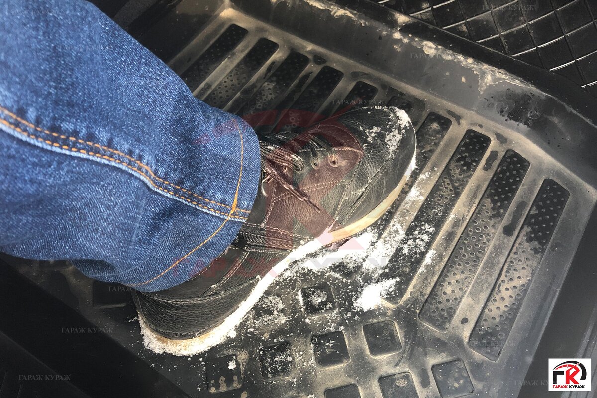 В зимний период, когда кто-нибудь из пассажиров толком не отряхнет обувь и снег оказывается в салоне. Особенно это касается девушек!