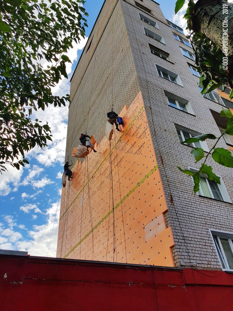 На фото: капитальный ремонт торцевого фасада жилого дома в Кирове, по ул. Ломоносова, 22