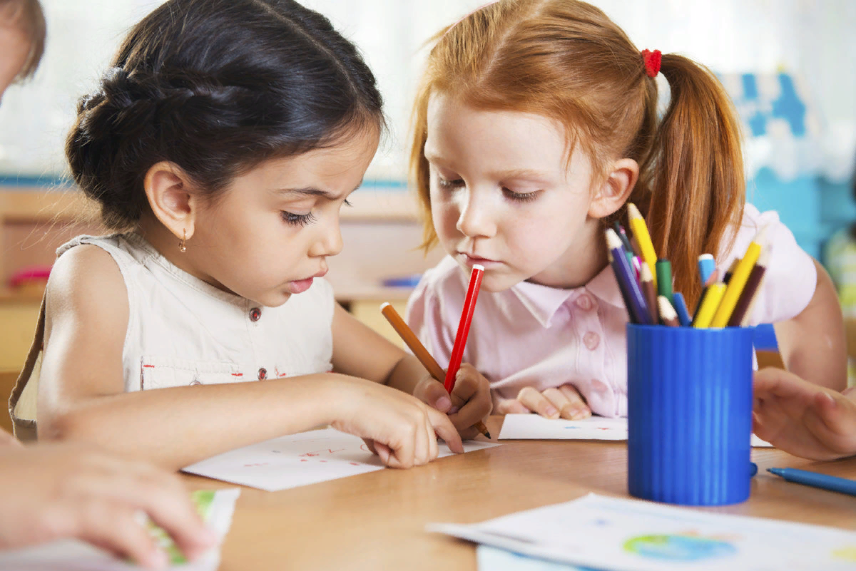 Fun school. Старшие дошкольники. Дети дошкольного возраста. Занятия для детей. Дети рисуют в детском саду.