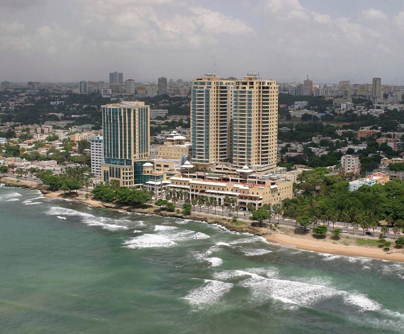 Доминиканская республика занимает часть архипелага Больших Антильских островов в Карибском бассейне. На ее долю приходится около 3/4 площади острова Гаити. Территорию отличает разнообразный рельеф: реки, озера, лагуны, природные заповедники. Самый высокий пик Доминиканской Республики – более 3000 м над уровнем моря, а горные хребты разделяют ущелья и речные долины. Здесь природой созданы идеальные климатические условия для отдыха – круглый год светит солнце, а среднегодовая температура составляет +28 градусов. Благодаря этим факторам страна входит в ТОП самых популярных туристических направлений мира, а столица Доминиканы (Санто-Доминго) – уникальное сочетание красивой архитектуры и природы. 