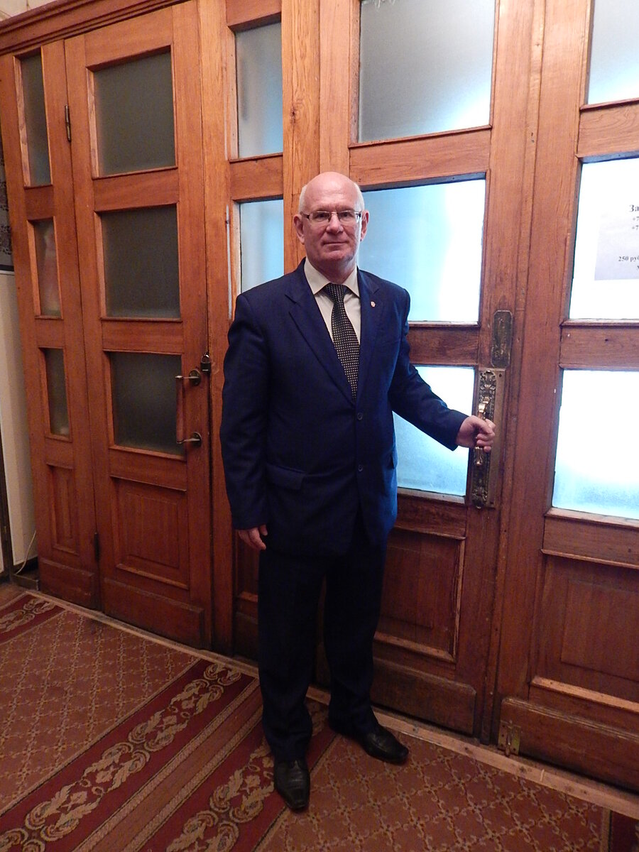 На фото историк, писатель Черёмин Александр Александрович, открывает дверь в Доме творчества Переделкино. 