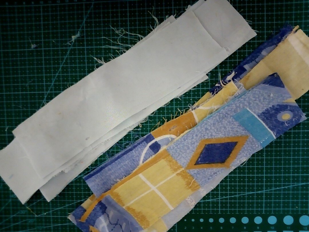 на фото ткань кажется белой, на самом деле нежно голубая. все дело в освещении