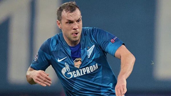 17:11 14.04.2020315© РИА Новости / Александр ГальперинМОСКВА, 14 апр - РИА Новости, Сергей Фукс. Нападающий "Зенита" и сборной России Артем Дзюба не перейдет в итальянский "Лацио", заявил РИА Новости генеральный директор петербургского футбольного клуба Александр Медведев.Портал notiziecalciomercato.eu со ссылкой на издание Corriere dello Sport утверждает, что агент Жорже Мендеш сам предложил "Лацио" приобрести Дзюбу. Контракт 31-летнего футболиста с "Зенитом" истекает летом."Не может, - отметил Медведев по телефону на вопрос о возможном уходе Дзюбы в "Лацио". - Насчет нового контракта могу сказать, что у нас полное взаимопонимание".Дзюба в текущем сезоне в 28 матчах за "Зенит" забил 15 голов.