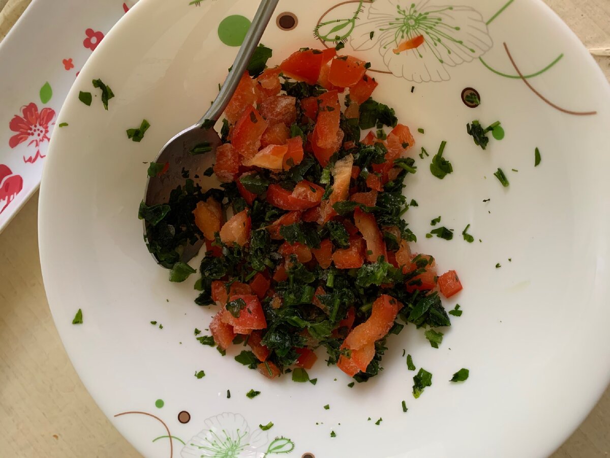 Нарезаем перец, зелень и всё перемешиваем