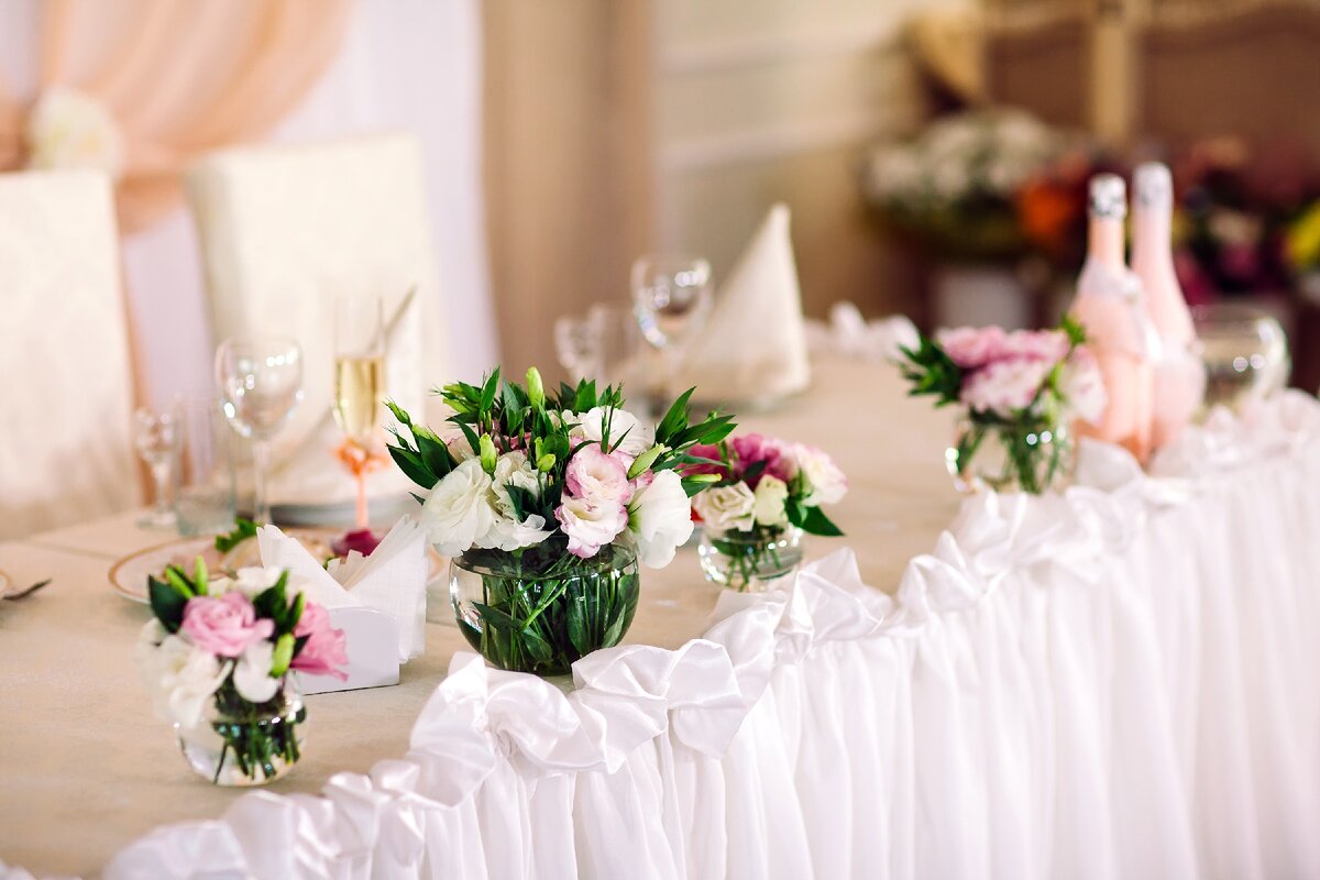 Большинство ведущих имеют личные сайты, страницы в социальных сетях.