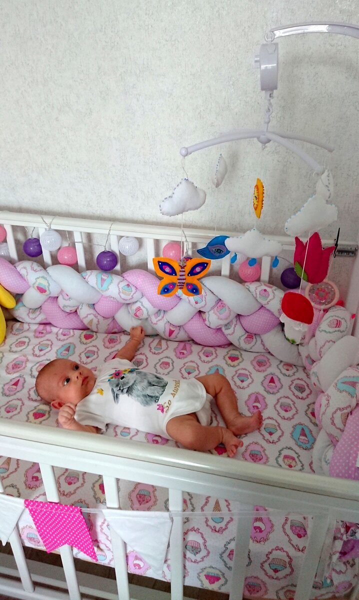 Сам мобиль с Алиэкспресс.Заводной,с музыкой.