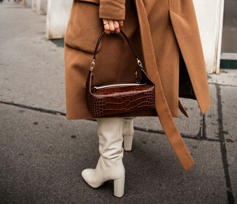 Даже не самые актуальные фасоны будут стильными с модным оттенком. Выбирайте его на свой вкус