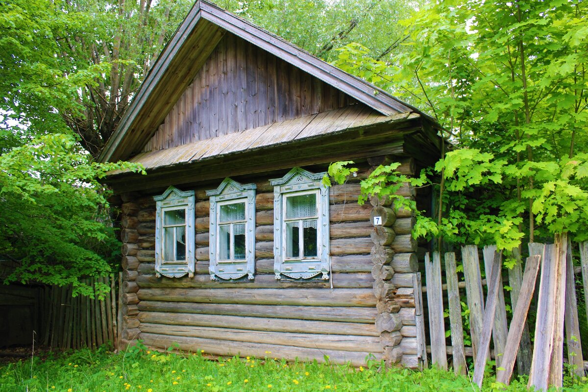 Дом в глухой деревне оказался заброшен, на окнах тюль времен СССР и мы  решили зайти, чтобы уловить «дух» прошлого времени | Под зонтиком | Дзен