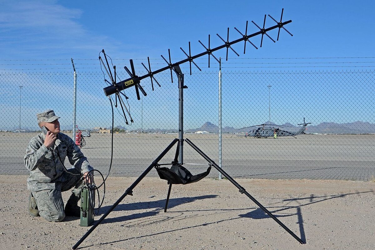 Антенна бегущей волны. САТКОМ военный с антенной на спине. Slingshot Satcom.