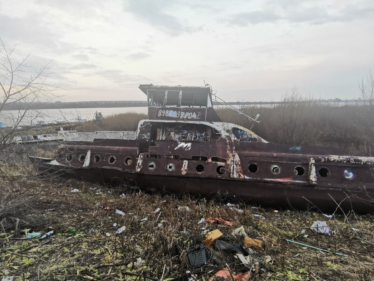 Вокруг заброшенного теплохода помойка. 