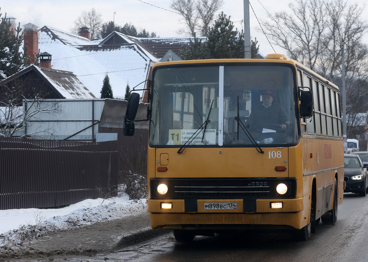 автобус Ikarus 260.51F, следующий по маршруту "Т1" (станция Яхрома - горнолыжный курорт Сорочаны) следует на стоянку. Рядом со станцией построен ангар для автобусов.